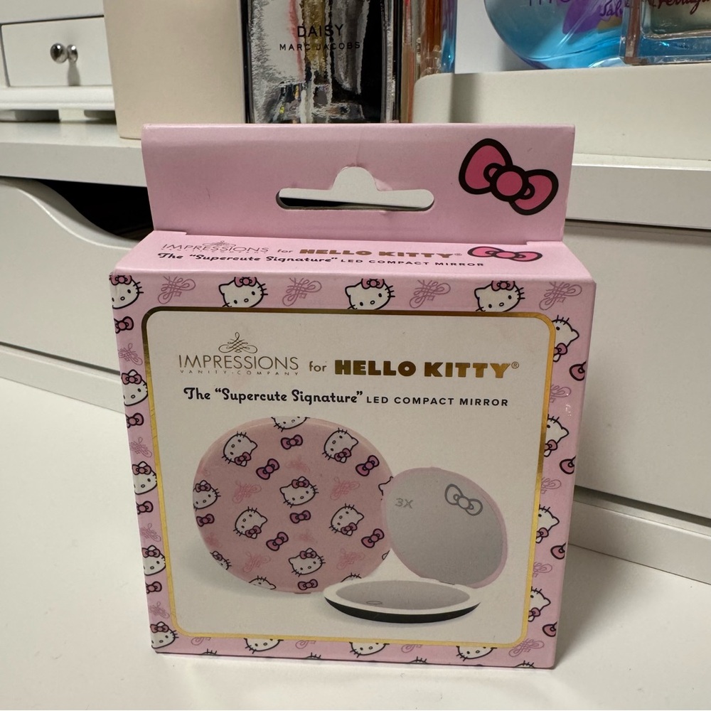 Impressions Vanity Hello Kitty "Supercute Signature" LED Compact Mirror